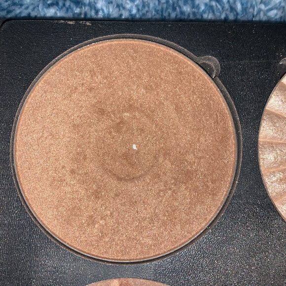 Ofra on the glow highlighter/bronzer palette - Picture 8 of 12
